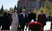 Красные гвоздики у Вечного огня — символ вечной памяти